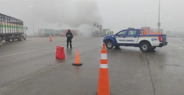 incendio-camion-autopista-peaje-james-craik