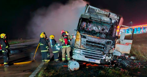 camion-fuego-autopista-2