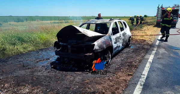 auto-incendiado-ruta-4-cerca-la-carlota-1