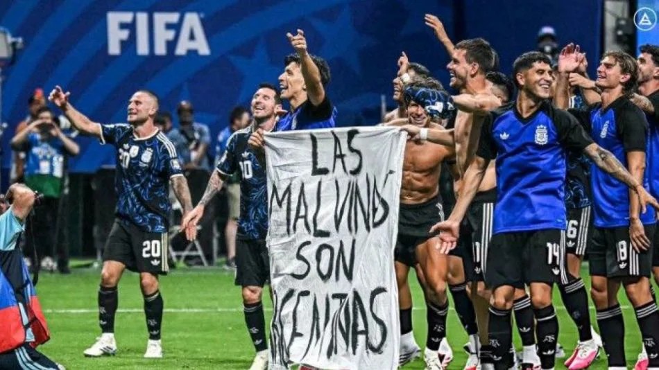 la-seleccion-argentina-celebro-el-triunfo-ante-inglaterra-con-una-bandera-reivindicativa-de-las-islas-malvinas-2284591