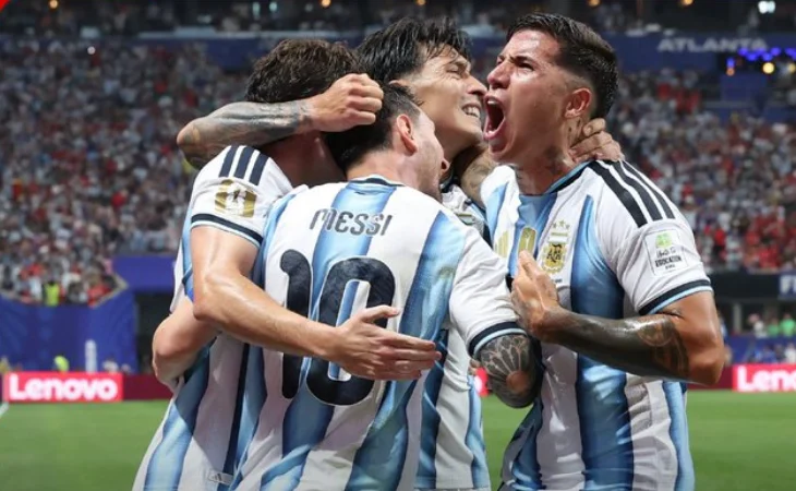 Argentina avanza a cuartos del Mundial al ganar 3-2 a Egipto