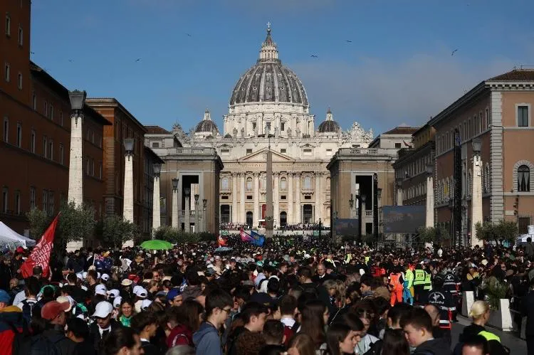 26abr2025---pessoas-se-reunem-ao-longo-da-via-da-conciliazione-para-a-cerimonia-do-funeral-do-papa-francisco-1745657583671_v2_750x1
