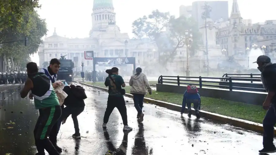 la-marcha-de-los-jubilados-con-los-hinchas-la-protesta-en-el-congreso-20250312-1983576