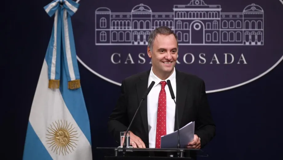 Manuel-Adorni-conferencia-e1774457960104